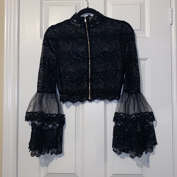 Cropped lace bell sleeve top - Picture 2 of 3